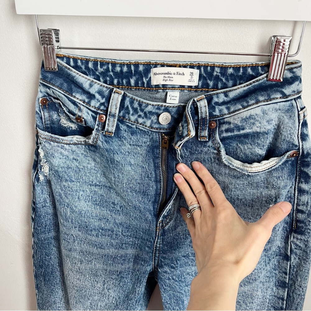 Abercrombie & Fitch The Mom High Rise Curve Love Jeans in Acid Wash Blue - Picture 8 of 11